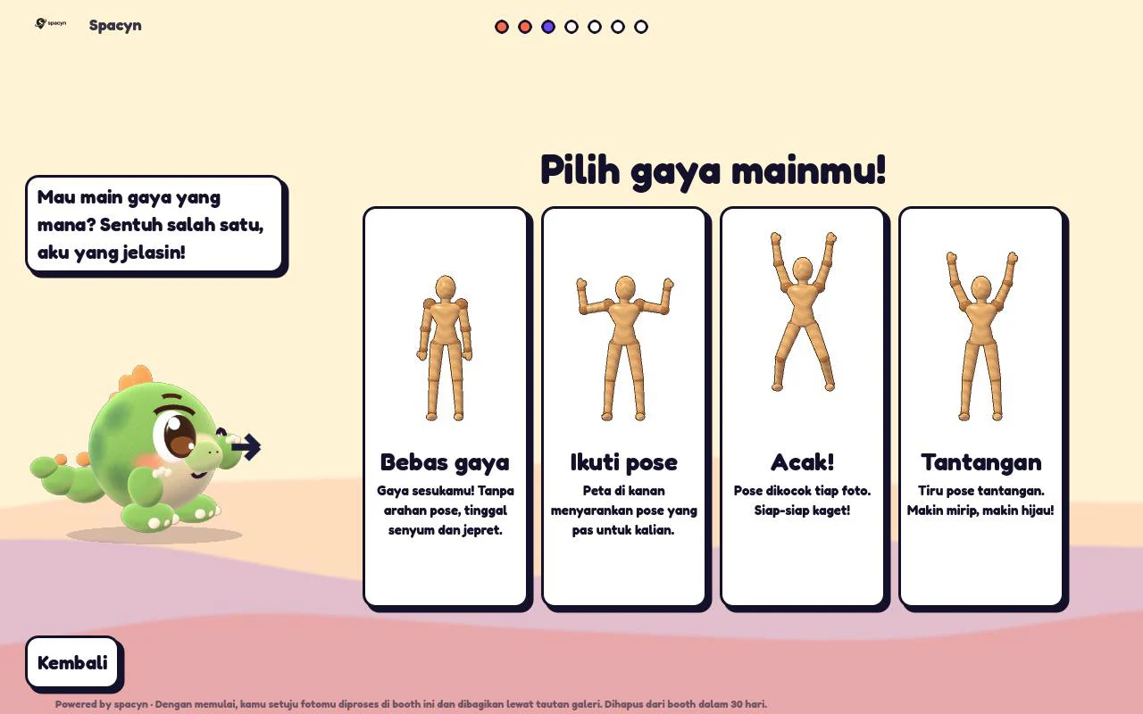 Layar pilihan gaya main di booth: bebas, ikuti pose, acak, tantangan